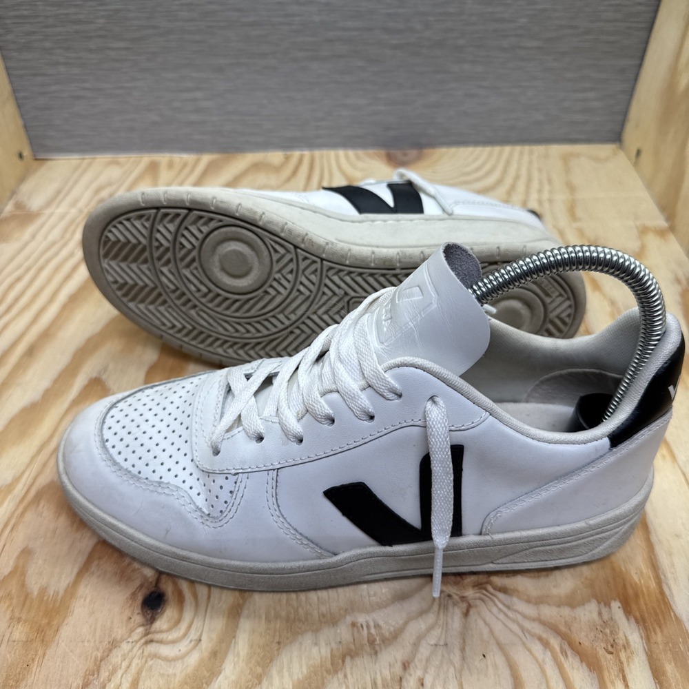 Veja V-10 sneakers Womens 7 White Black Leather Minimalist Style Shoe